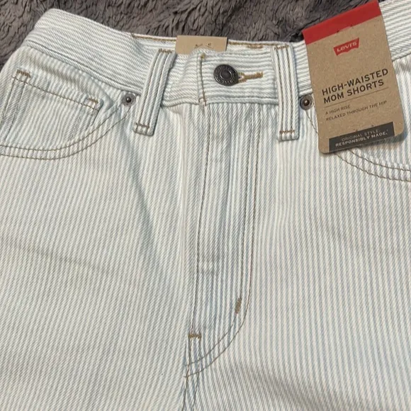 Levi’s High-Waisted Mom Shorts Size 24 Light Blue White Denim Stripey NWT