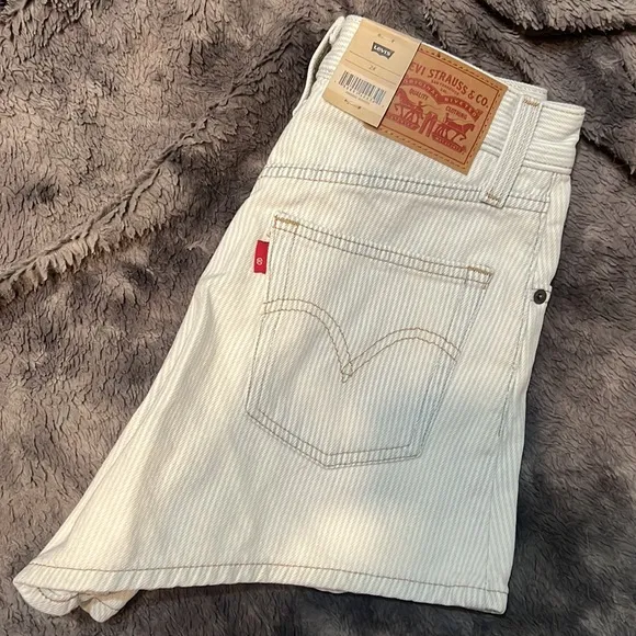 Levi’s High-Waisted Mom Shorts Size 24 Light Blue White Denim Stripey NWT
