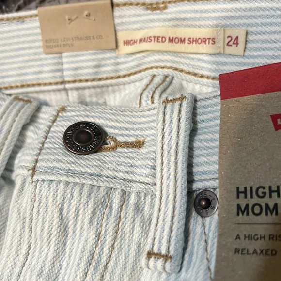 Levi’s High-Waisted Mom Shorts Size 24 Light Blue White Denim Stripey NWT