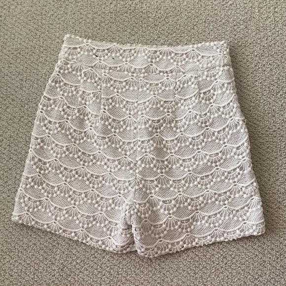NEW Express High Rise Scalloped Lace Shorts Business Chic Cream 00 0 NWT RARE