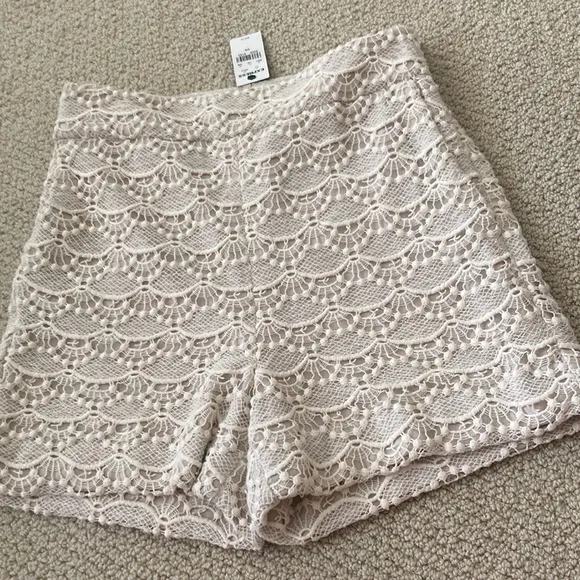 NEW Express High Rise Scalloped Lace Shorts Business Chic Cream 00 0 NWT RARE