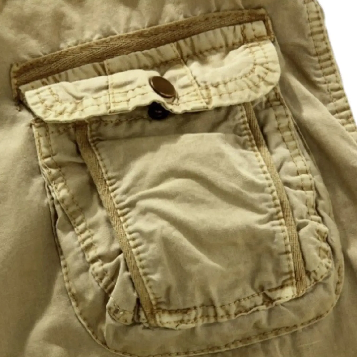 SHORT MILITAIRE AVEC EFFET FROISSÉ