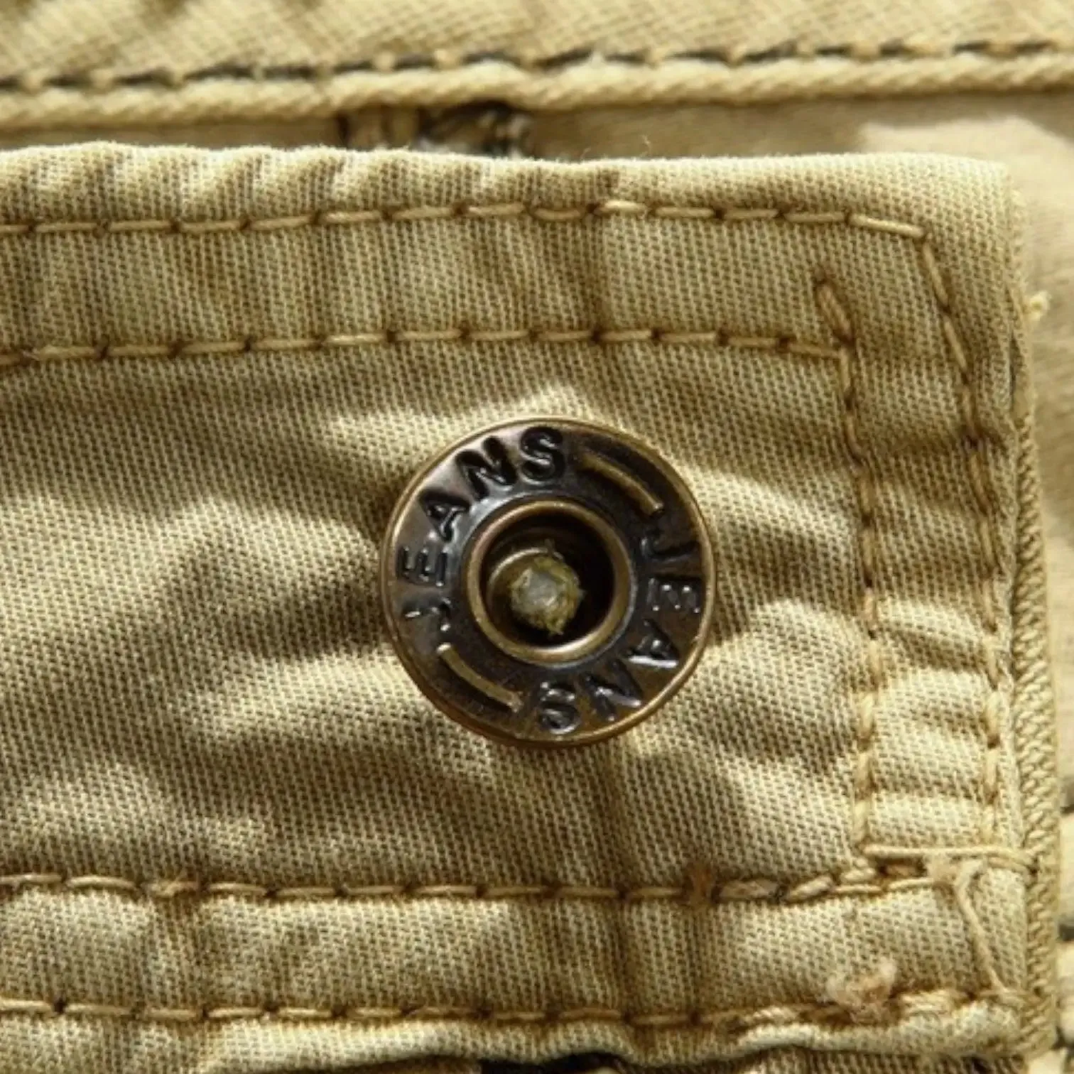SHORT MILITAIRE AVEC EFFET FROISSÉ