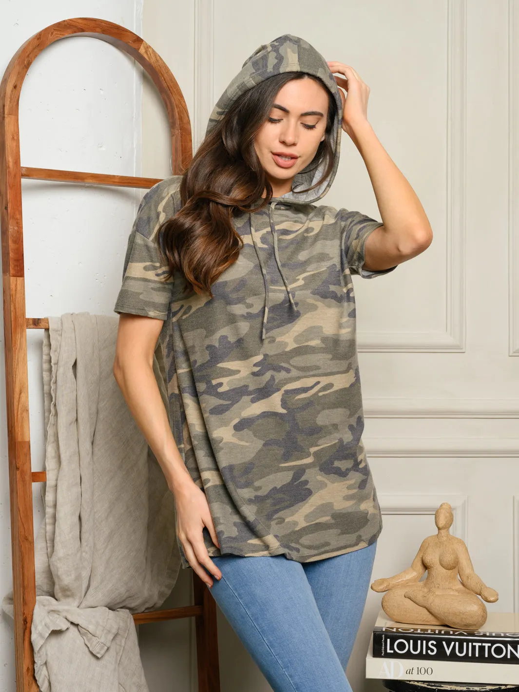 WOMEN'S SHORT SLEEVE CAMO PRINT HOODED TOP
